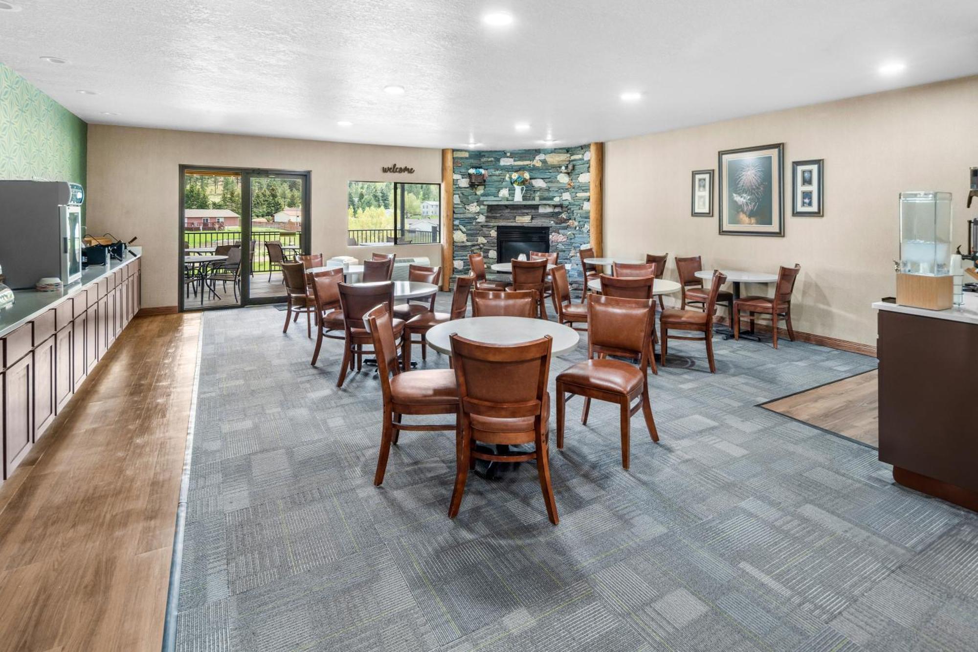 Everspring Inn & Suites Hill City Exteriör bild