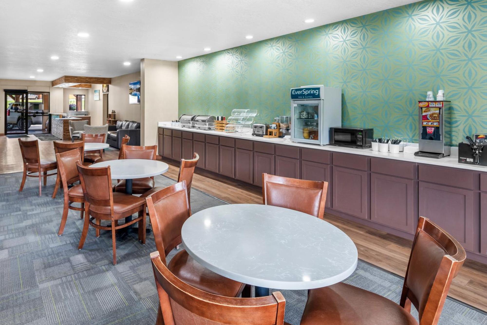 Everspring Inn & Suites Hill City Exteriör bild