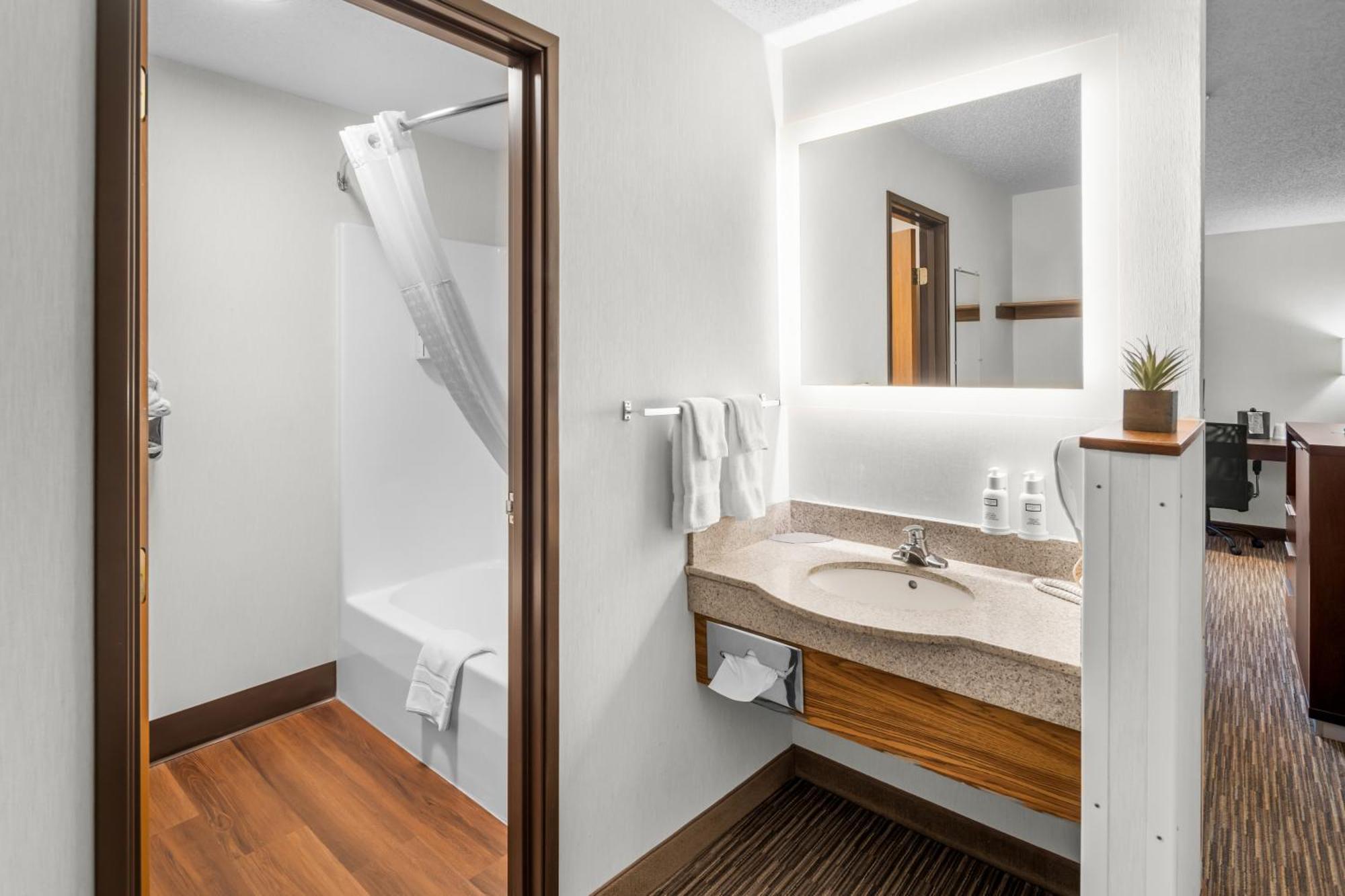 Everspring Inn & Suites Hill City Exteriör bild