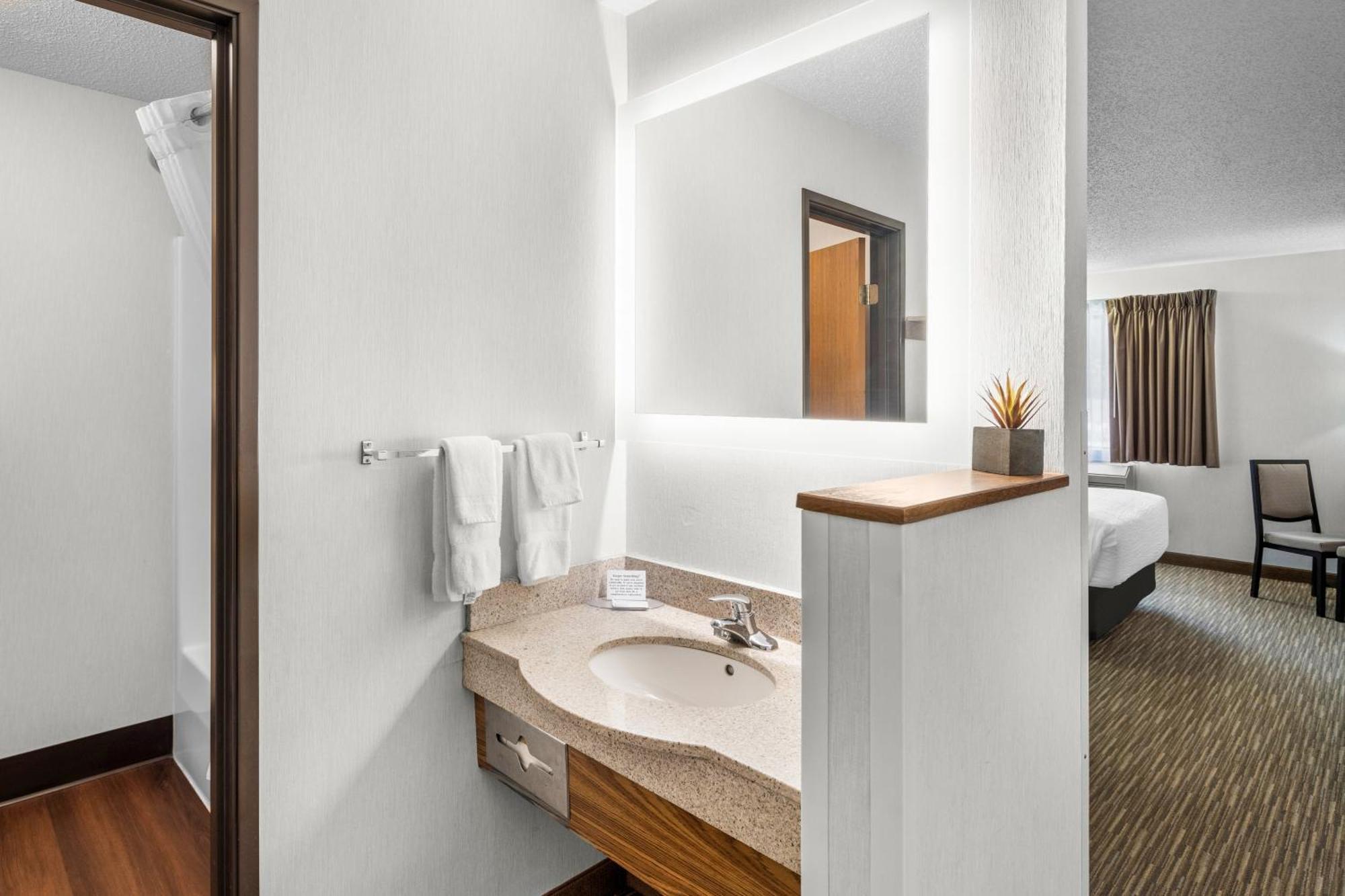 Everspring Inn & Suites Hill City Exteriör bild